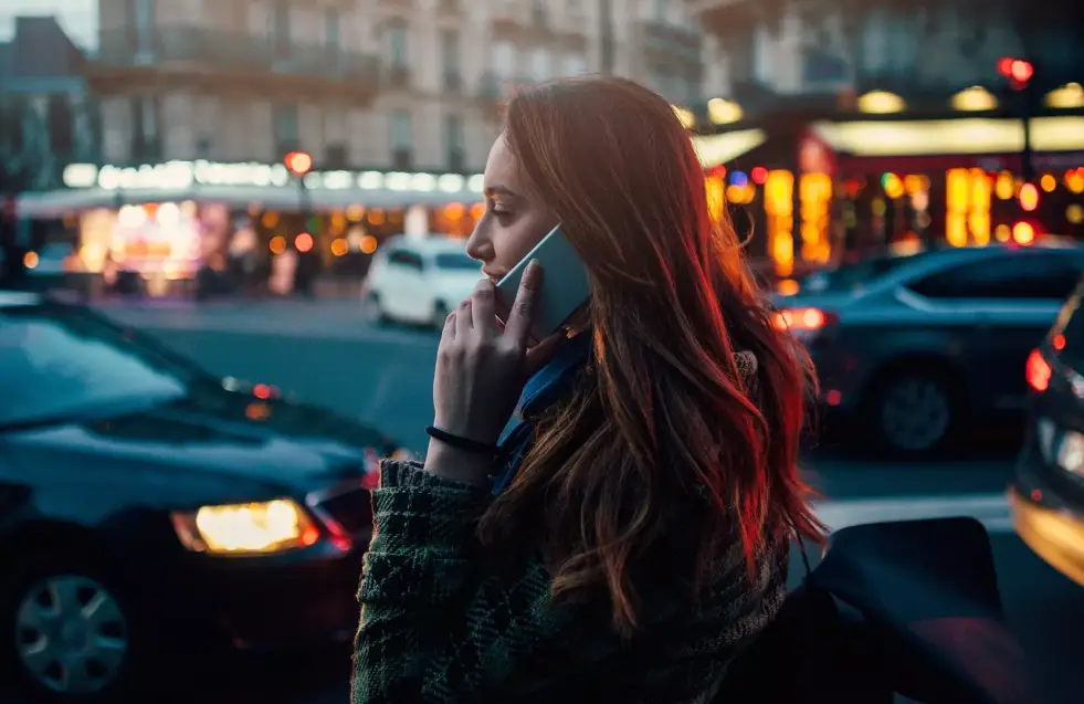 Fraud_girl-calling-street (1)