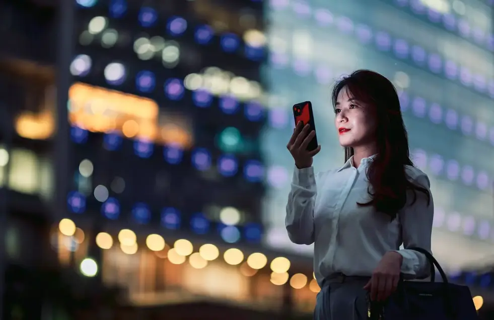 NetworkConnectivity_businesswoman-using-smartphone