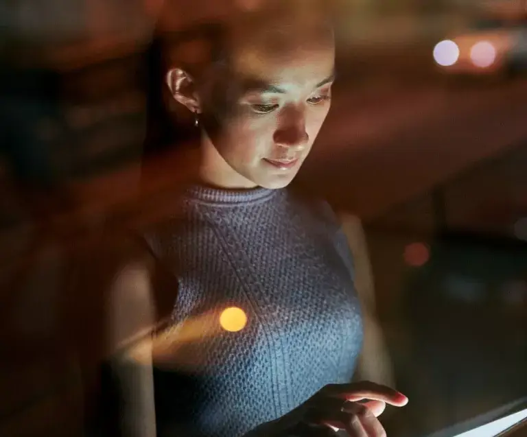 iot_global_connectivity_female-using-tablet.webp