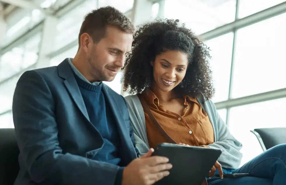 partner_man-woman-using-tablet-airport-2
